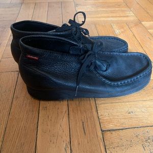 CLARKS LEATHER CHUKKA BOOT. Triple black SIZE 9.5